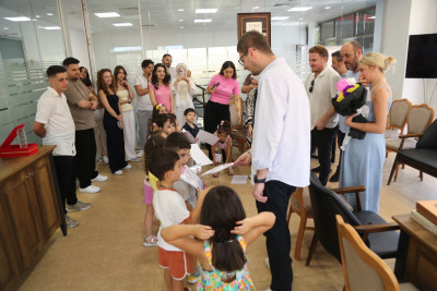 Minik öğrencilerden 24 Temmuz Sürprizi: Basın birimine anlamlı ziyaret Minik öğrencilerden 24 Temmuz Sürprizi: Basın birimine anlamlı ziyaret