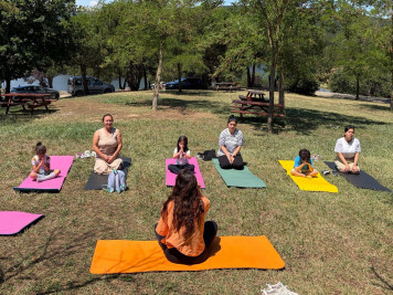Miniklere doğada yoga atölyesi