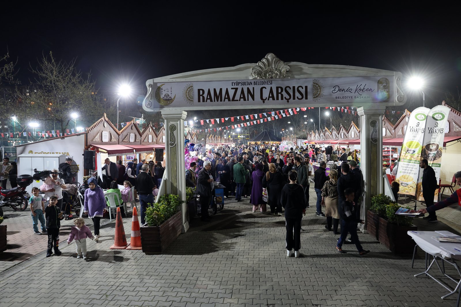 Ramazan Çarşısı gece gündüz ziyaretçilerini ağırlıyor