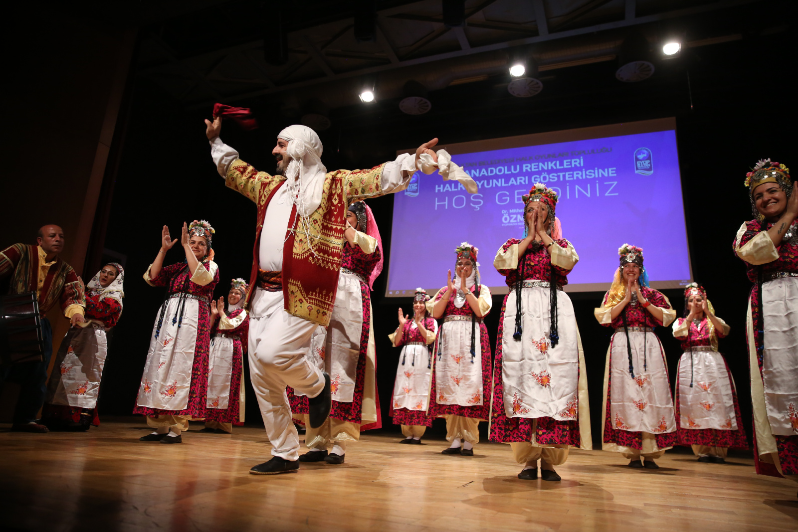 Halk Oyunları Topluluğu'ndan “Anadolu Renkleri”  gösterisi