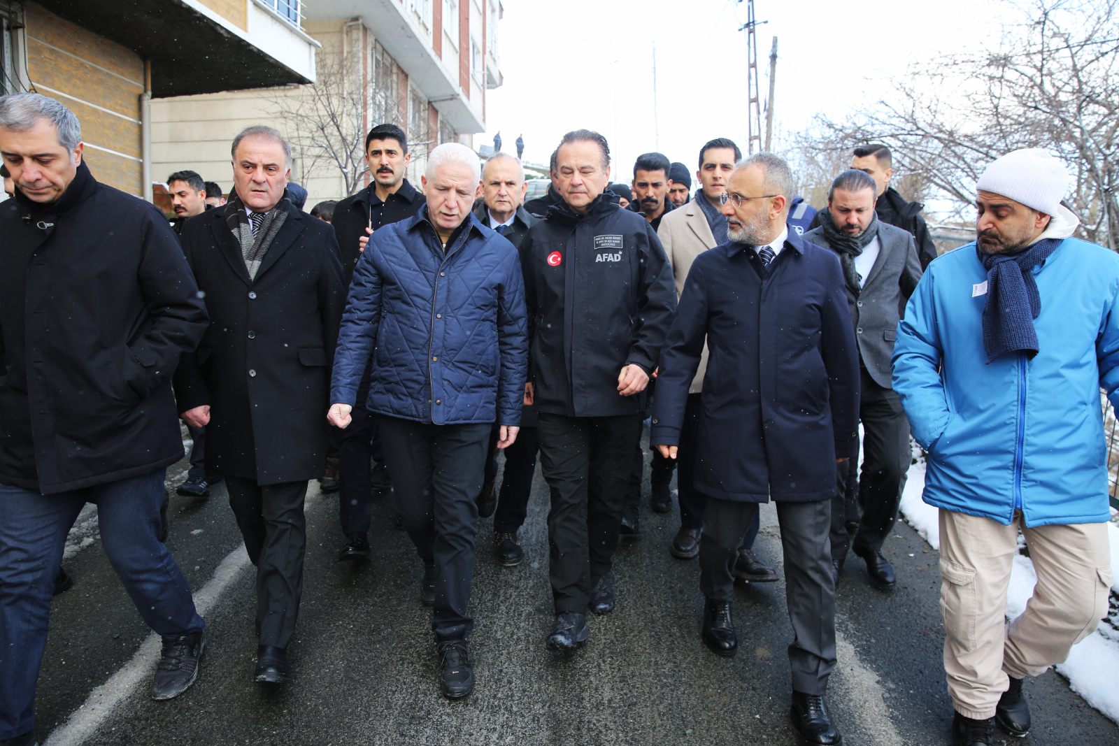 Vali Gül, toprak kaymasının yaşandığı alanda incelemelerde bulundu