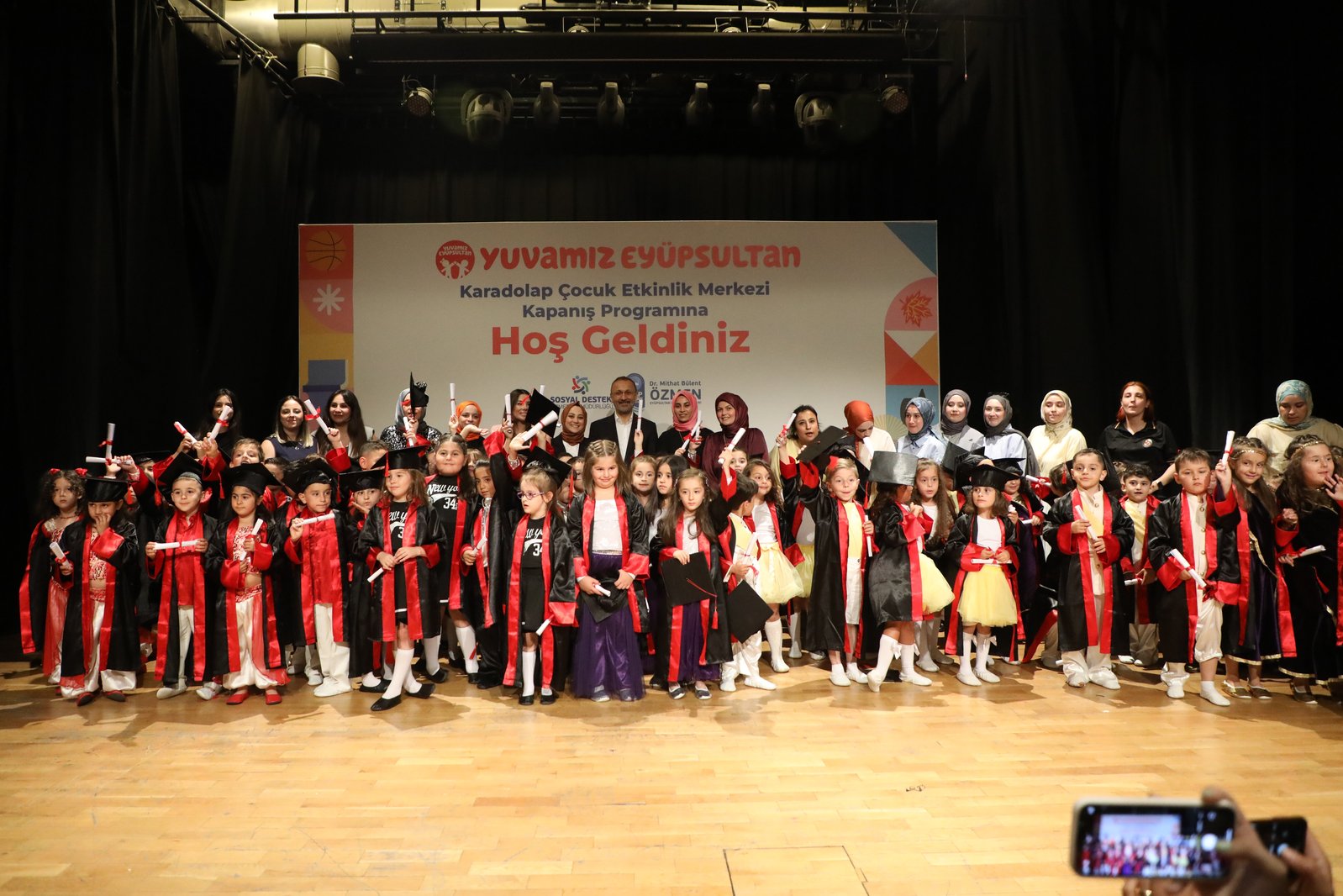 Minik mezunlardan coşkulu veda: Karadolap ÇEM'de kep töreni heyecanı Minik mezunlardan coşkulu veda: Karadolap ÇEM'de kep töreni heyecanı