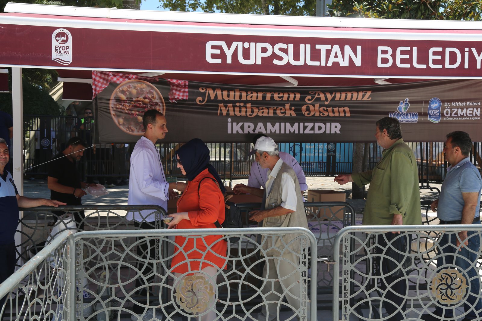 Eyüpsultan'da Muharrem ayı bereketi: Aşure ikramları devam ediyor Eyüpsultan'da Muharrem ayı bereketi: Aşure ikramları devam ediyor