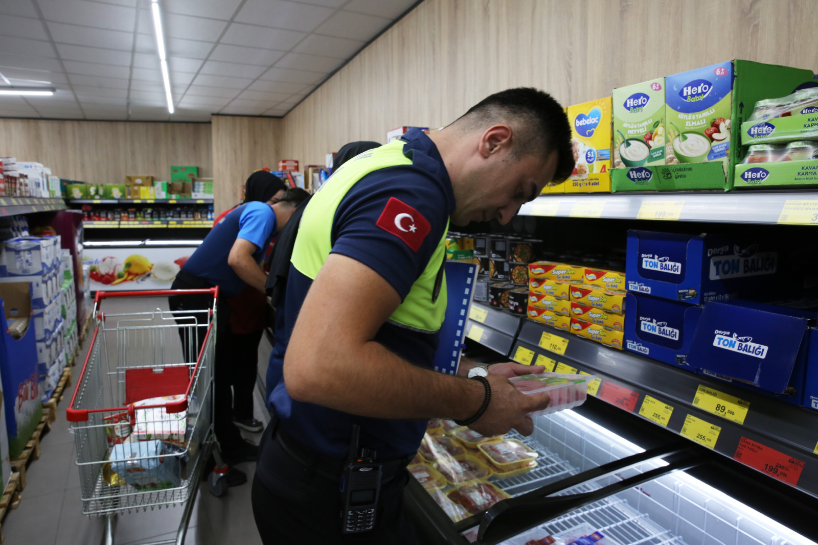 Zabıta ekiplerinden marketlere sıkı denetim Zabıta ekiplerinden marketlere sıkı denetim