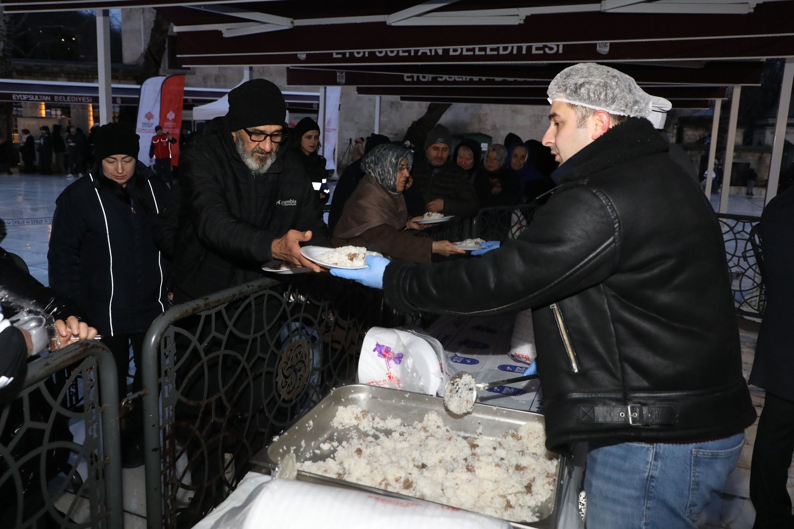 Berat Kandili'nde etli pilav ikramı Berat Kandili'nde etli pilav ikramı