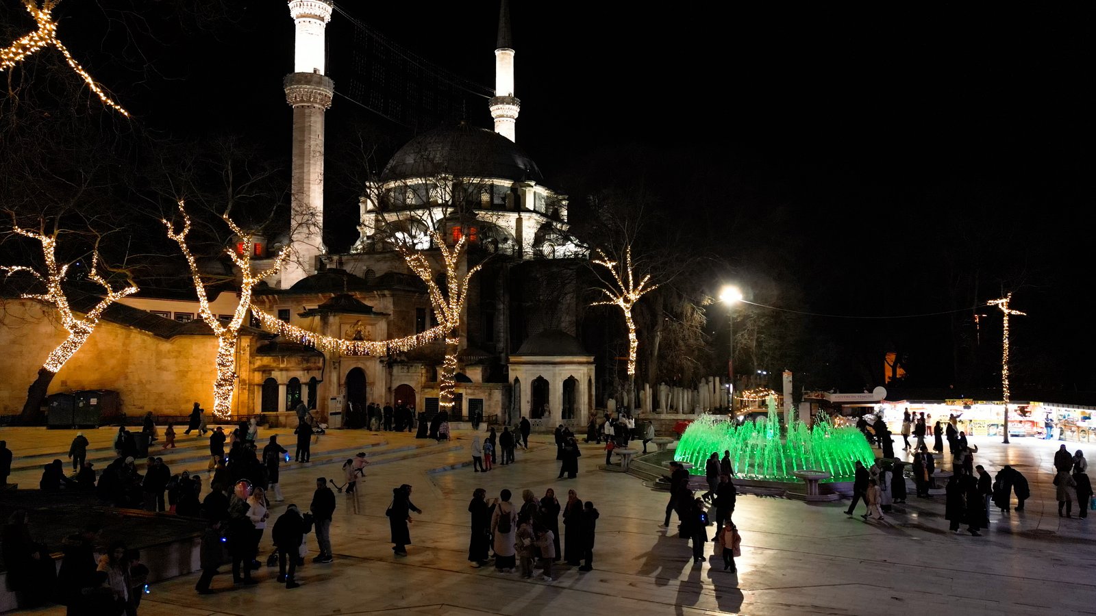 Eyüpsultan Ramazan öncesi ışıklarla donatıldı Eyüpsultan Ramazan öncesi ışıklarla donatıldı