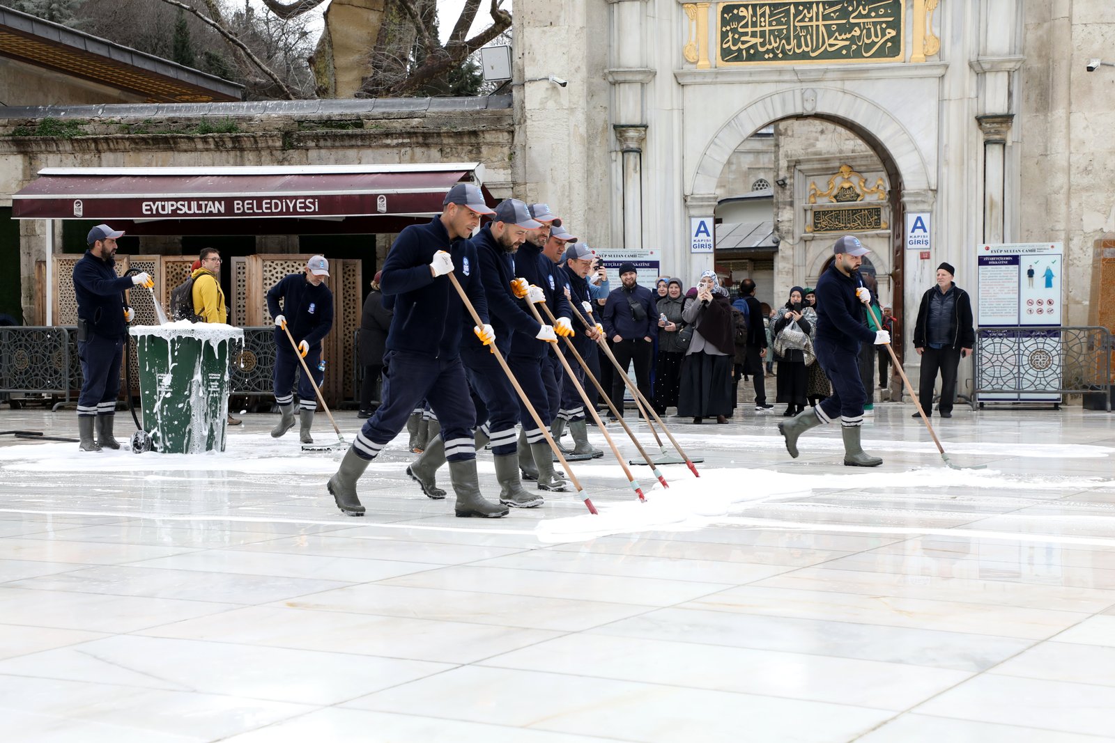 Eyüpsultan Meydanı gül suyu ile yıkandı Eyüpsultan Meydanı gül suyu ile yıkandı