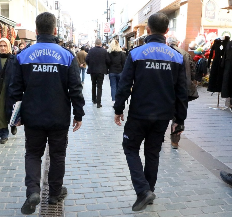 Eyüpsultan'da zabıta ekipleri dilencilere göz açtırmıyor Eyüpsultan'da zabıta ekipleri dilencilere göz açtırmıyor