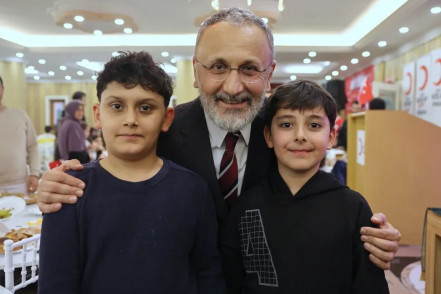 Başkan Özmen, “Öğretmenim Benimle” iftar programında öğrenci ve öğretmenlerle buluştu