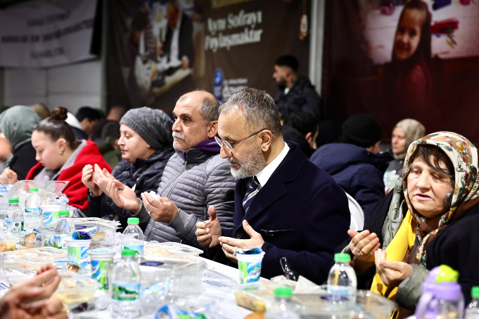 Başkan Özmen dev iftar çadırında orucunu açtı Başkan Özmen dev iftar çadırında orucunu açtı