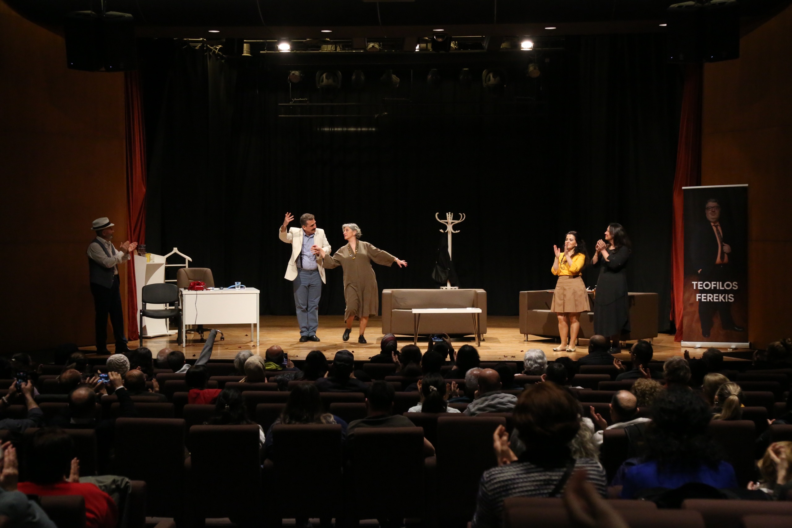 Yaşlılara Saygı Haftası'nda tiyatro gösterimi yapıldı Yaşlılara Saygı Haftası'nda tiyatro gösterimi yapıldı