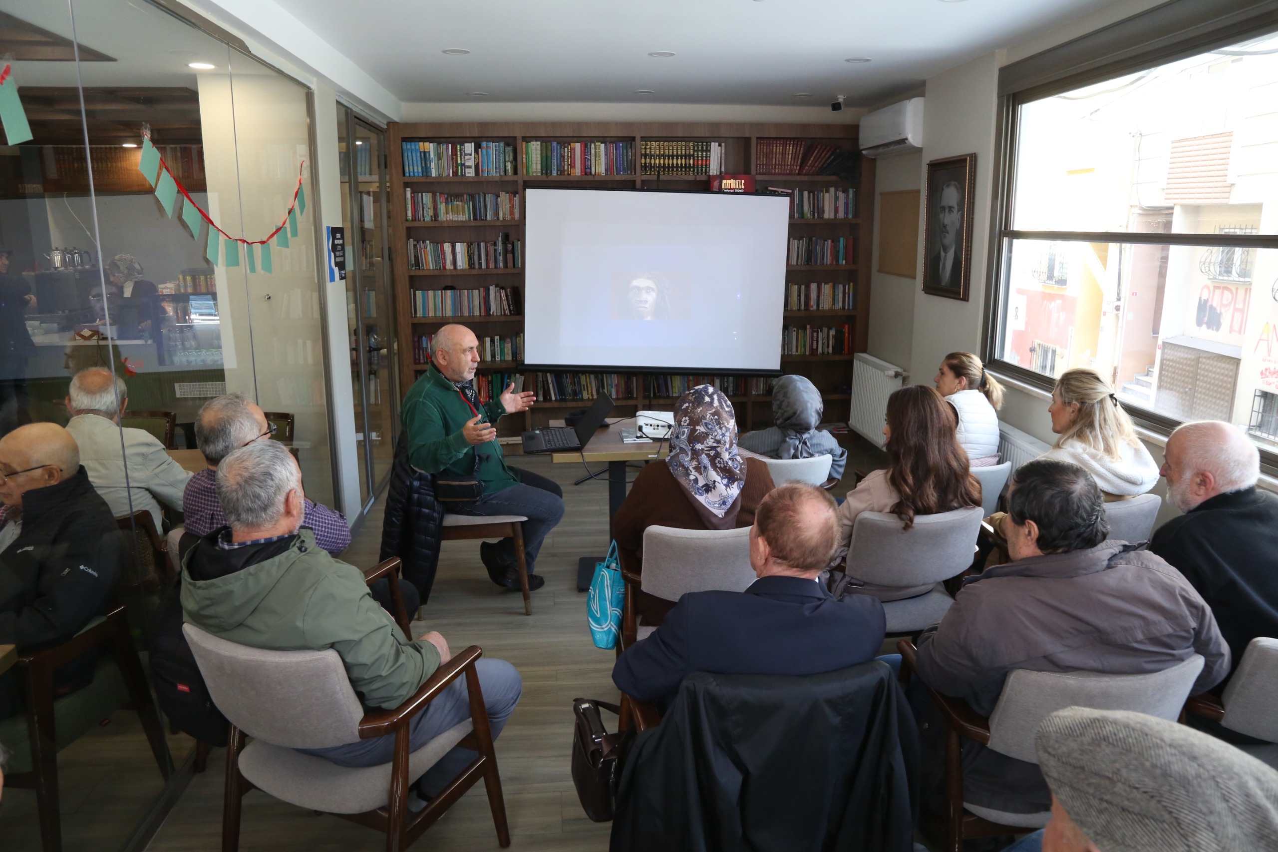 Emekliler Lokali'nde İstanbul'un bilinmeyen yüzü konuşuldu