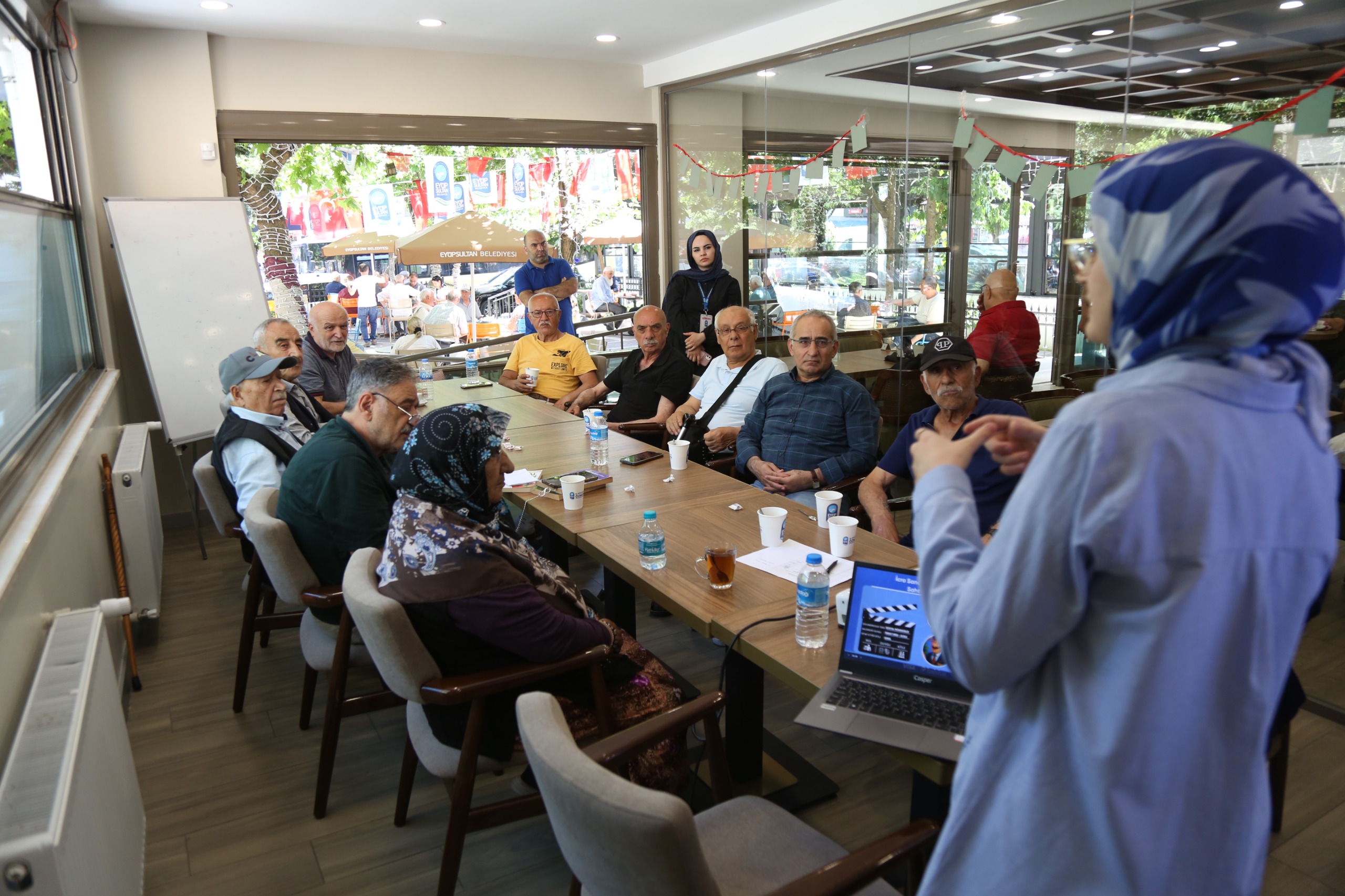 Emekliler Lokali Hafıza Kafe'de Dijital Güvenlik Eğitimi Düzenlendi Emekliler Lokali Hafıza Kafe'de Dijital Güvenlik Eğitimi Düzenlendi