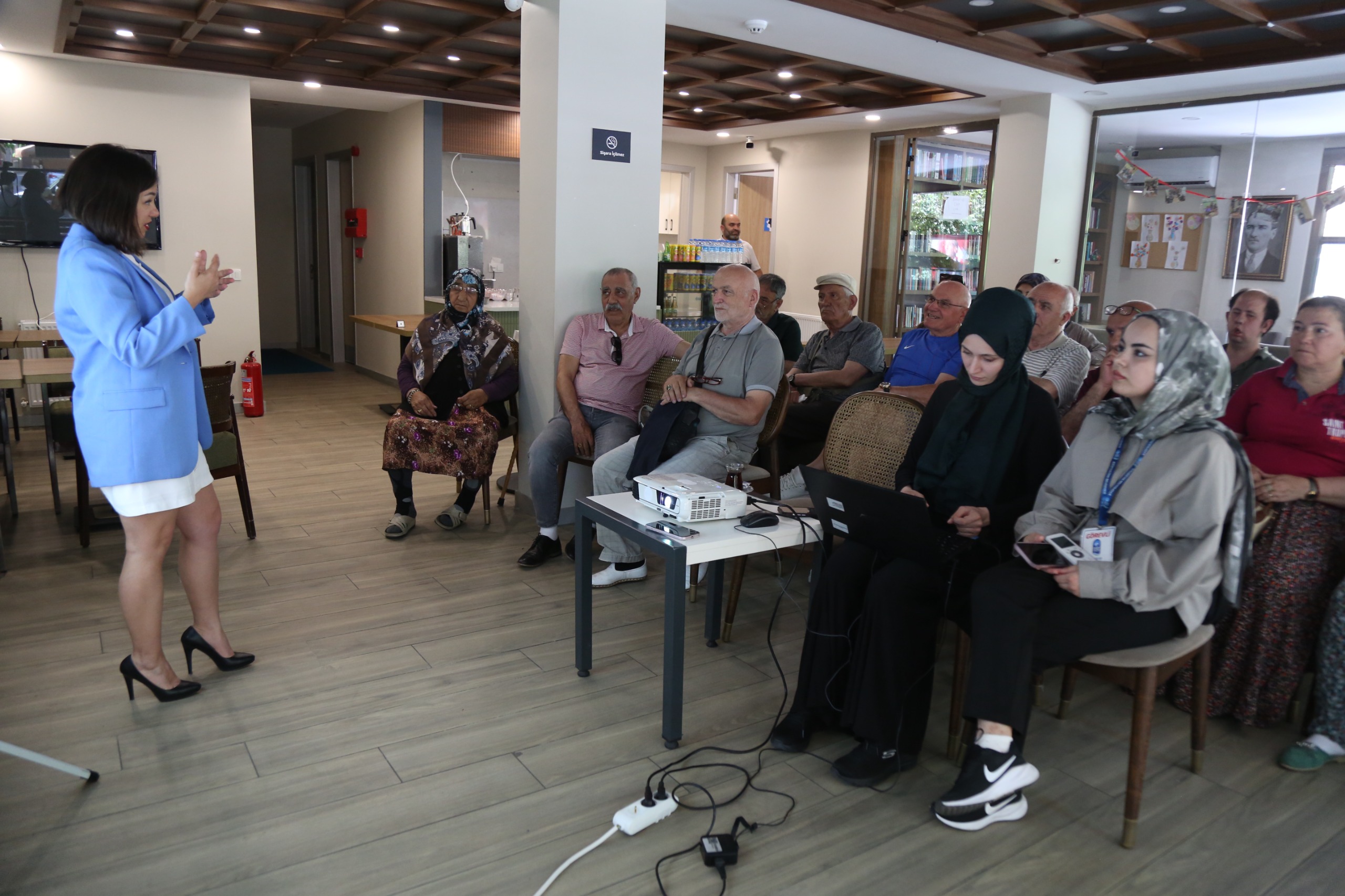 Emekliler Lokali Hafıza Kafe'de Yaşlı İstismarına Karşı Farkındalık Semineri Emekliler Lokali Hafıza Kafe'de Yaşlı İstismarına Karşı Farkındalık Semineri