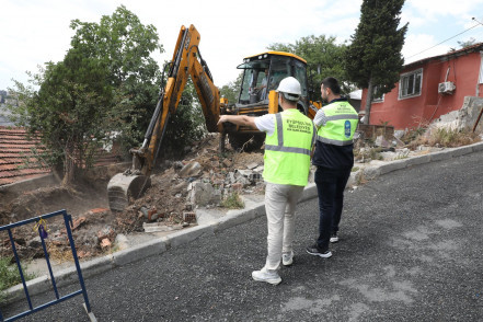 Tehlike arzeden istinat duvarı kontrollü bir şekilde yıkıldı