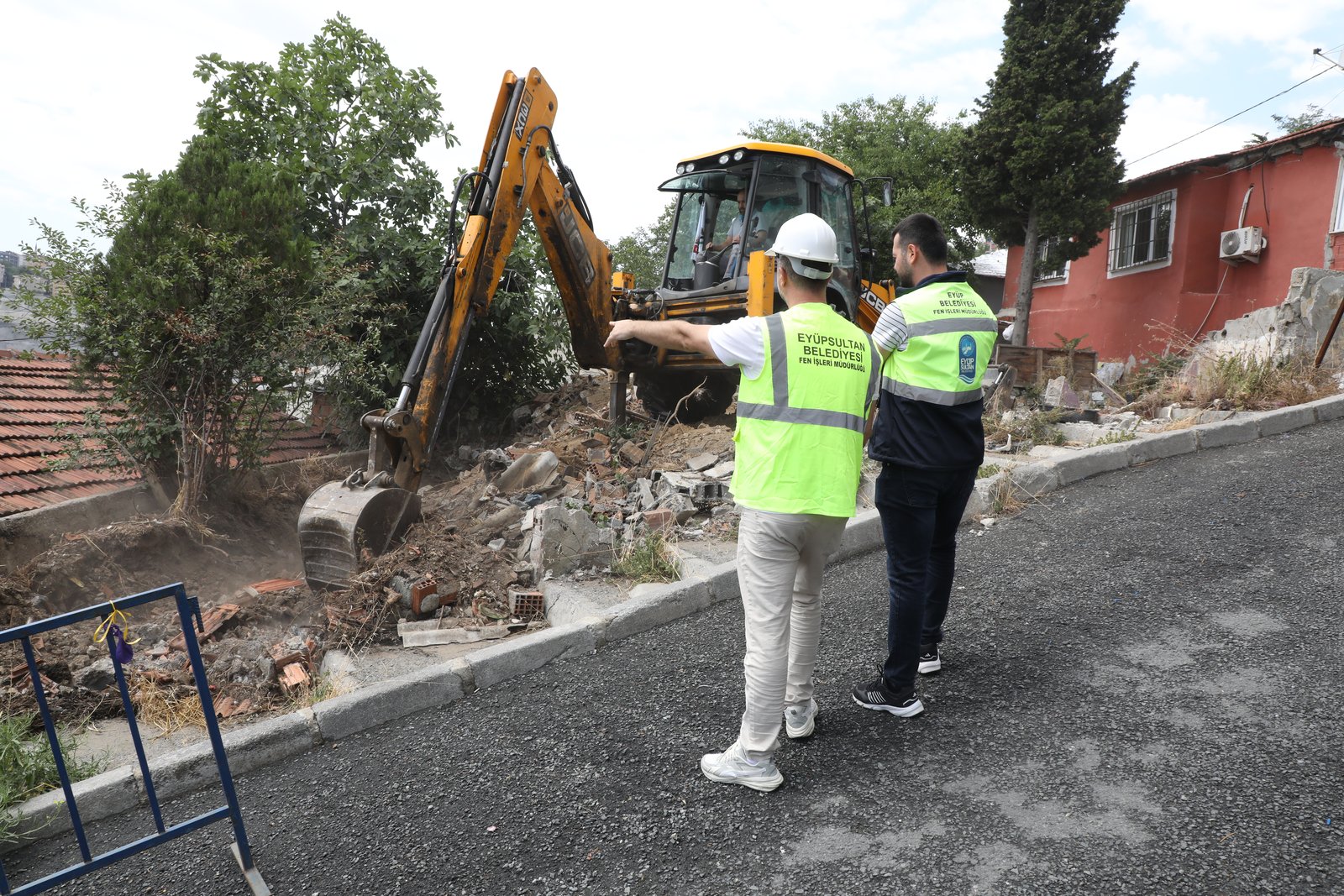 Tehlike arzeden istinat duvarı kontrollü bir şekilde yıkıldı