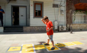 Zabıta Müdürlüğü önüne çizilen seksek oyunu, çocuklarımızın neşesiyle renklendi.